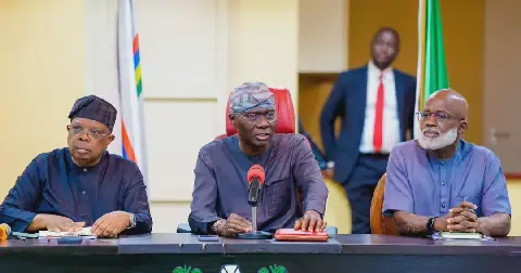 Joseph Tegbe, Minister of Power (left); Babajide Sanwo-Olu, Governor, Lagos State (middle), and Rilwan Lanre Babalola, Special Adviser to the President on Power, during the ministerial implementation retreat with federal authorities on the Clean Lagos Electricity Market (CLEM), at the Lagos House, Marina, Lagos, on Monday.