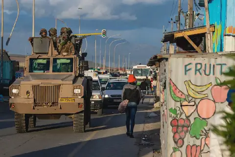 Lede van die Suid-Afrikaanse Nasionale Weermag se Gonnema-regiment (die Cape Town Highlanders) patrolleer in Harare op die Kaapse Vlakte saam met polisielede.