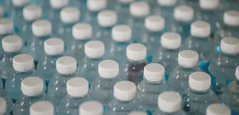 Economie. En Guinée, pourquoi le gouvernement plafonne-t-il le prix des bouteilles d'eau ?