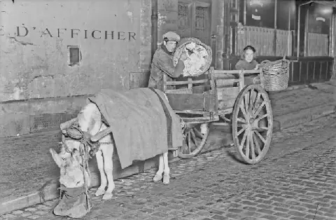 Chiffonniers dans Paris à la nuit tombée, Agence Rol, 1924 - source : Gallica-BnF