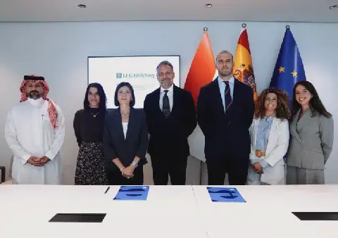 الجانبان عقب توقيع الاتفاقية