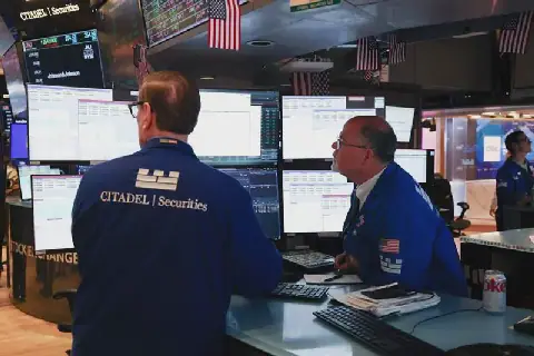 US Stocks Rise Toward All-Time High as Oil Prices Ease