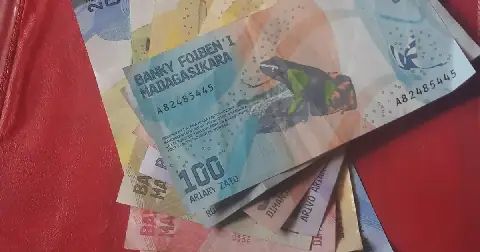 Éventail de billets en ariary de la Banque centrale de Madagascar