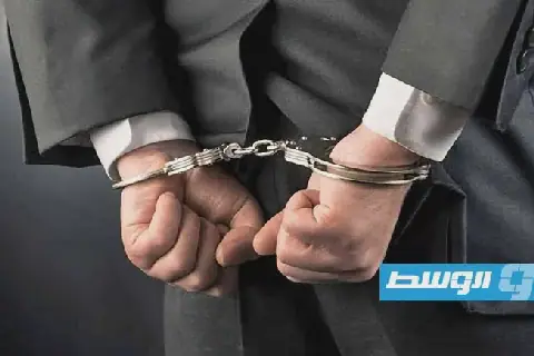 توقيف موظف بشركة تابعة لـ«مؤسسة النفط» للاشتباه باستغلال منصبه لصالح شركة أجنبية