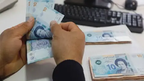 Le salaire minimum en Tunisie est deux fois plus bas qu'au Maroc