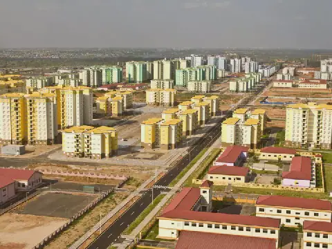 Cinquenta Anos de Arquitectura Angolana: Entre Discursos e Práticas
