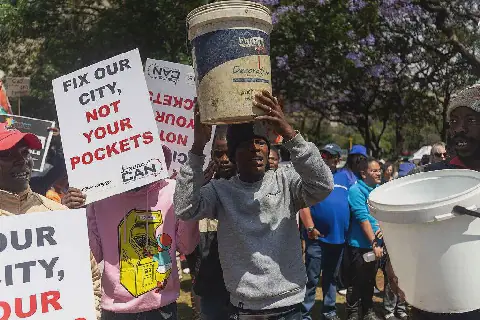 Mense betoog vroeër vanjaar oor swak dienslewering in Johannesburg.