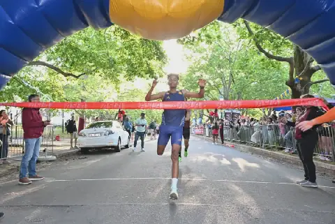 Duvan Faro van die Athletes Academy wen Woensdag die 16de weergawe van die Dagbreek-straatmyl in Stellenbosch.