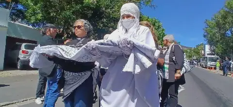 Cape Town Demonstrators Commemorate Gaza Children with 20-Metre Shroud
