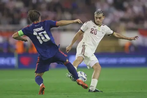 Spain fight back to beat Croatia, Kane adds to record for England