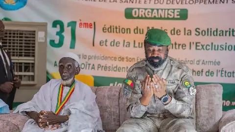 Mois de la solidarité et de la lutte contre l'exclusion : le Président de la Transition rend visite au doyen d'âge du District de Bamako
