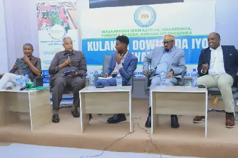 Shacabka Garoowe oo su’aalo waydiiyey xubno katirsan Wasiirada Puntland.
