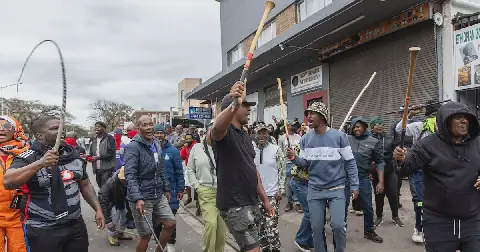 The asylum application process descended into chaos on Wednesday when protesters, including members of March and March, the Labour Law Enforcement and other groups, gathered outside the department of home affairs offices on Che Guevara Road in Berea, Durban, blocking the entrance and preventing people from entering or leaving the premises. Photo: SANDILE NDLOVU