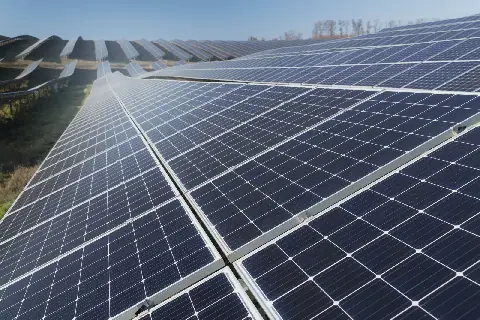 beautiful-alternative-energy-plant-with-solar-panels photovoltaique panneaux solaire