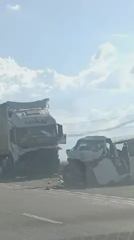Die toneel van ’n noodlottige ongeluk op die R57 by die R59-brug in Sasolburg waar ’n swaar motorvoertuig teen ’n minibus met leerlinge in gebots het.