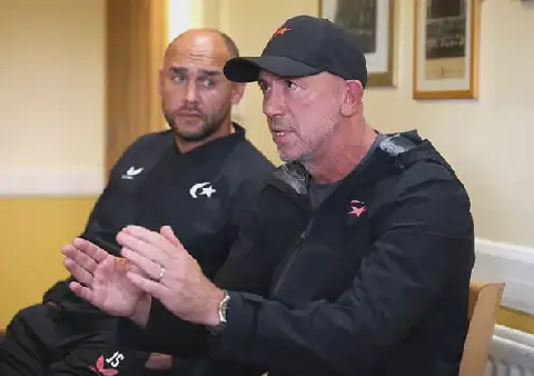 Brendan Venter vandeesweek op ’n mediakonferensie saam met Joe Shaw, afrigter van Saracens.