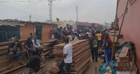 Luanda: Incêndio no Kikolo deixa mais de 750 comerciantes sem negócio e com prejuízos milionários