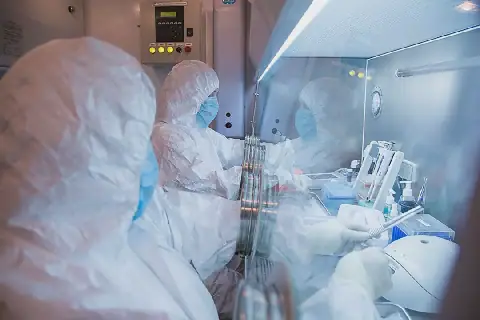 Spesialiste werk in ’n laboratorium as deel van teen-epidemiemaatreëls tydens die Winter-Universiade in 2019 in Krasnojarsk, Rusland.