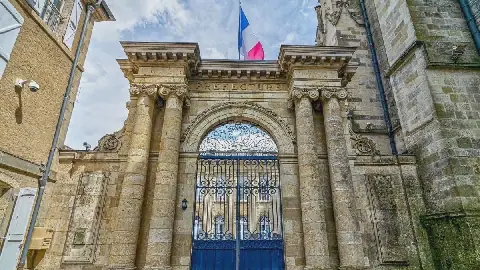 Algerian Man Wins Case Against French Prefecture Over Residence Permit