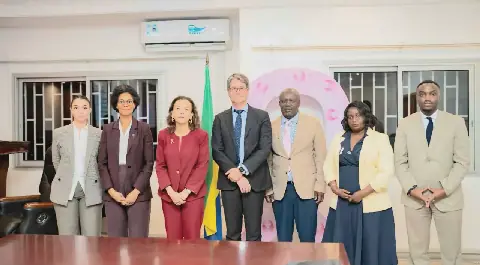 Gabon : une délégation du groupe espagnol Indra reçue par le ministre de la Santé