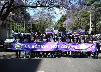 DA tooi (toi) Pta se strate blou en pers teen geslagsgeweld