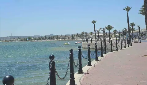 Tunisia's Lac 2 Promenade Faces Challenges of Litter and Incivility
