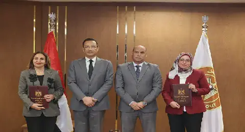 وزارتا الاتصالات والعمل توقعان مذكرة تفاهم للتعاون فى تنفيذ مشروعات التطوير المؤسسى الرقمى