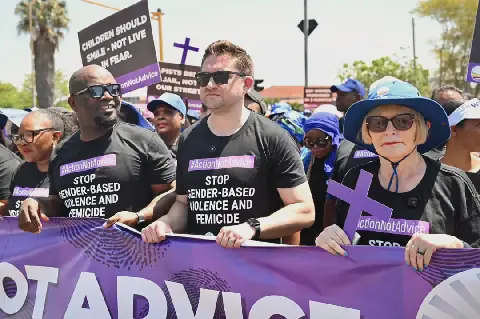 Solly Msimanga, Cilliers Brink en Helen Zille stap saam met lede van die DA na die Kgosi Mampuru II-gevangenis in Pretoria tydens ’n optog teen geslagsgeweld.