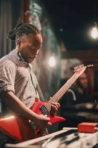 Guitarrista Michael Sululo actua no Mbenga Live Session