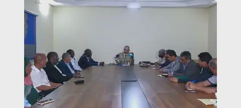 Mauritania's Adrar Region Governor Leads Meeting to Improve Environmental and Service Conditions