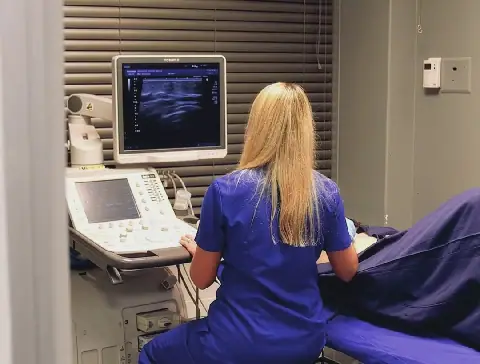 Borsultraklank is ’n nie-indringende ondersoek wat klankgolwe gebruik om beelde te skep. Dit word veral gebruik om knoppe te ondersoek wat met die hand gevoel of op ’n mammogram gesien word.