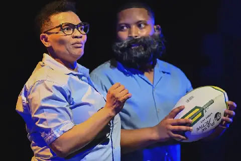 Shimmy Isaacs en Joshwin Dyson blink uit in ’n humoristiese toneelstuk oor skooldruk, rugby en die verskillende paaie waarop kinders hul plek in die wêreld vind.