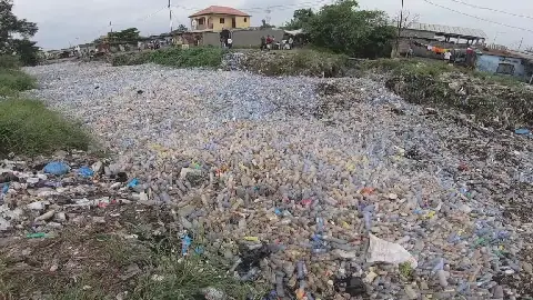 Interdiction des plastiques à usage unique en Guinée : Conakry face au défi de la salubrité