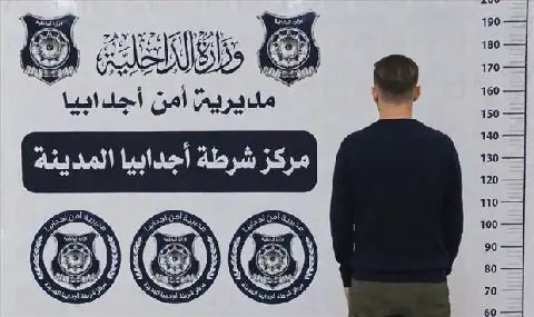 شاب يسيء لوالدته ويطردها من المنزل وشرطة أجدابيا تقبض عليه