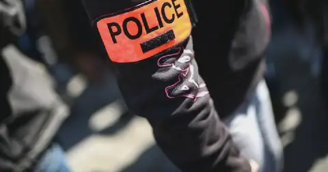 1515229-un-brassard-de-police-illustration