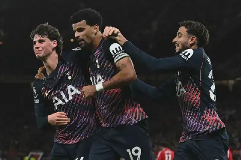 Ten-man Spurs rescue draw at Man Utd, Arsenal survive Leeds scare