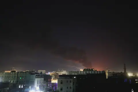 السعودية تستبعد هدنة مع أنصار الله قبل استعادة الحكومة اليمنية أراضيها، وتعلن مقتل ثلاثة سعوديين بهجومين على مطار الرياض