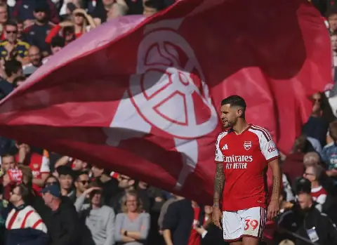 Arsenal roar back to beat Leeds 2-1 and pull level with Manchester City at Premier League top