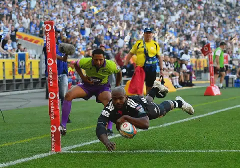 Seabelo Senatla, regtervleuel, duik oor vir die Stormers se eerste drie in die Verenigde Rugbykampioenskap-wedstryd Saterdag teen die Haaie in die DHL-stadion in Kaapstad.