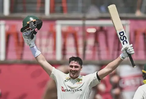 Matt Renshaw vier sy honderdtal kort voor middagete.