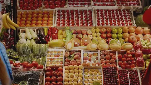 Egyptian Fruit Prices Fluctuate in Cairo's Wholesale Market