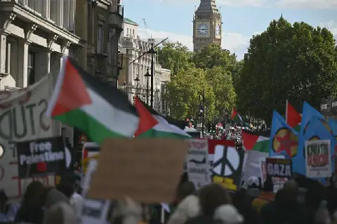 Des milliers de manifestants propalestiniens marchent à Londres et à Berlin