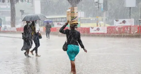 Kenyans bearing the rain in Nairobi CBD