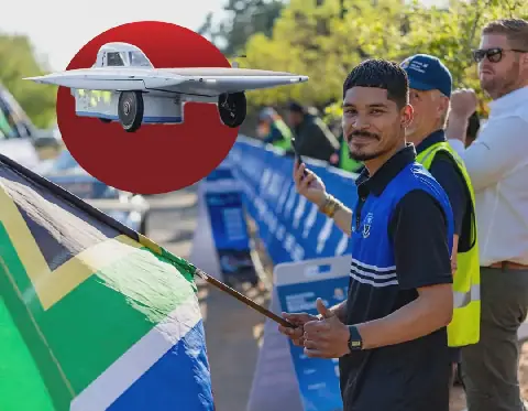 Diego Beckmann van die Hoër Tegniese Skool Kimberley wapper die Suid-Afrikaanse vlag by die wegspring die volgende oggend. Inlas: Die Switserse sonkragvoertuig.