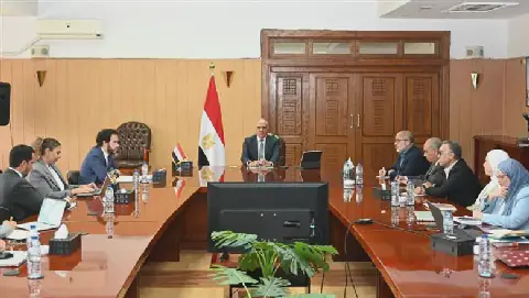 Egyptian Minister of Water Resources Discusses Rehabilitation Plan for Pumping Stations with EBRD Official