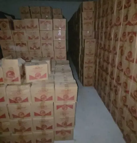 AT apreende bebidas alcoólicas e insumos numa fábrica suspeita de produção clandestina