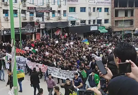 Algerian Government Faces Pressure to Address Popular Protests