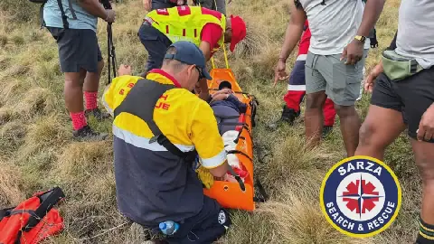 Mathapelo Makofane op ’n draagbaar nadat sy op die staproete beseer is.