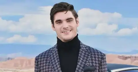 RJ Mitte, who played Walter White Jr. in Breaking Bad, has died at 34. His on-screen father, Bryan Cranston, paid tribute to the actor.