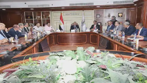 Egyptian Governor Honors Deputy Secretary-General on Retirement